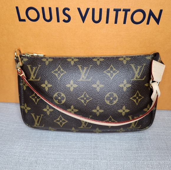 Authentic Louis Vuitton Pochette Accesoires - Picture 7 of 17